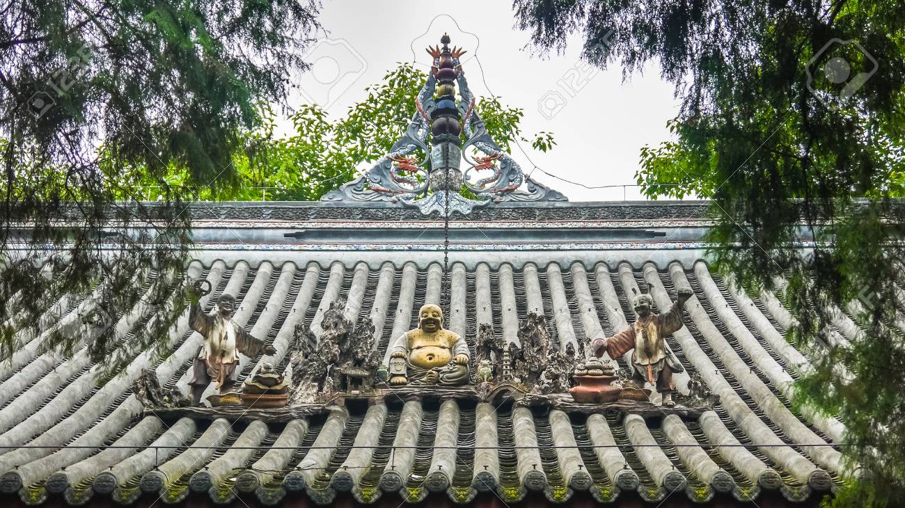 置物や仏像 神社の屋根瓦に の写真素材 画像素材 Image