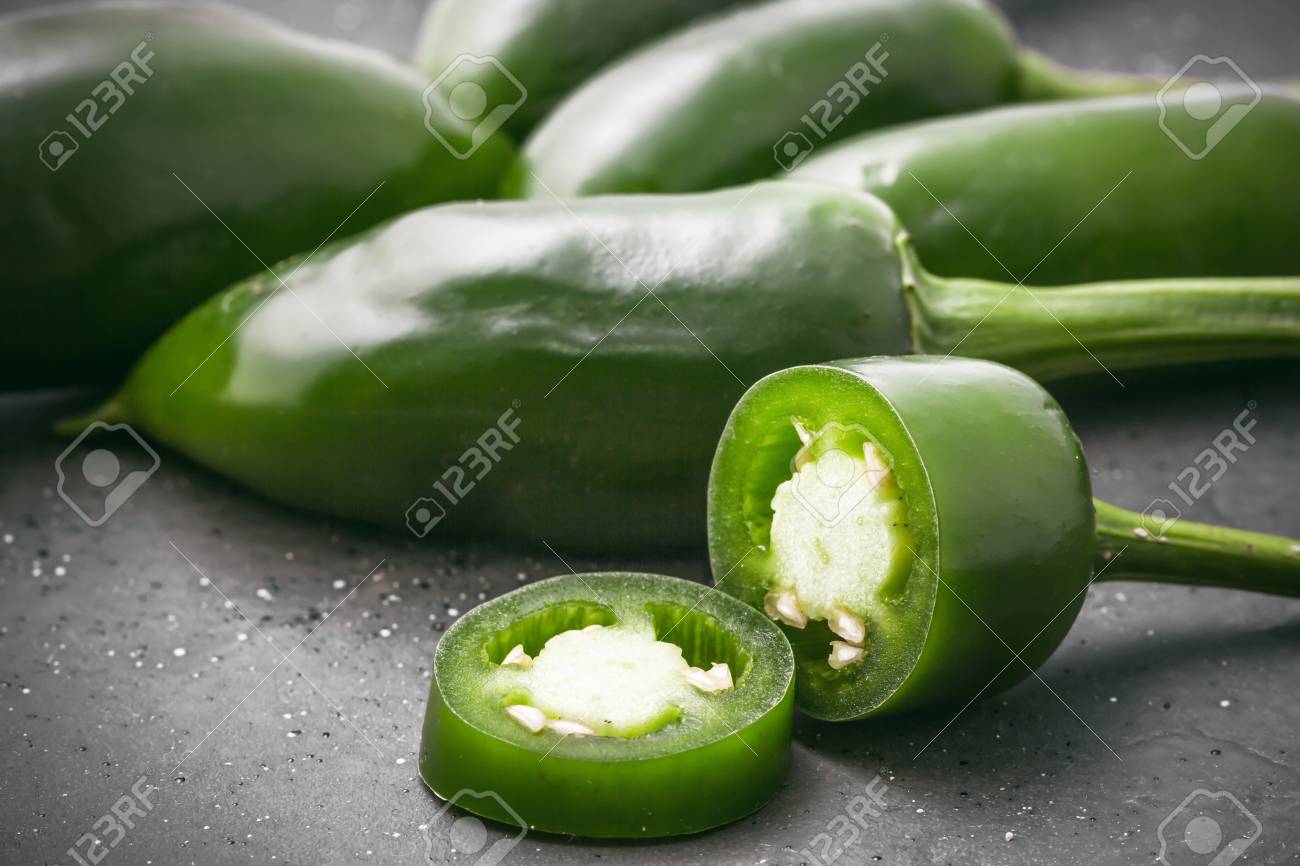 ハラペーニョ唐辛子熱い緑の背景 の写真素材 画像素材 Image