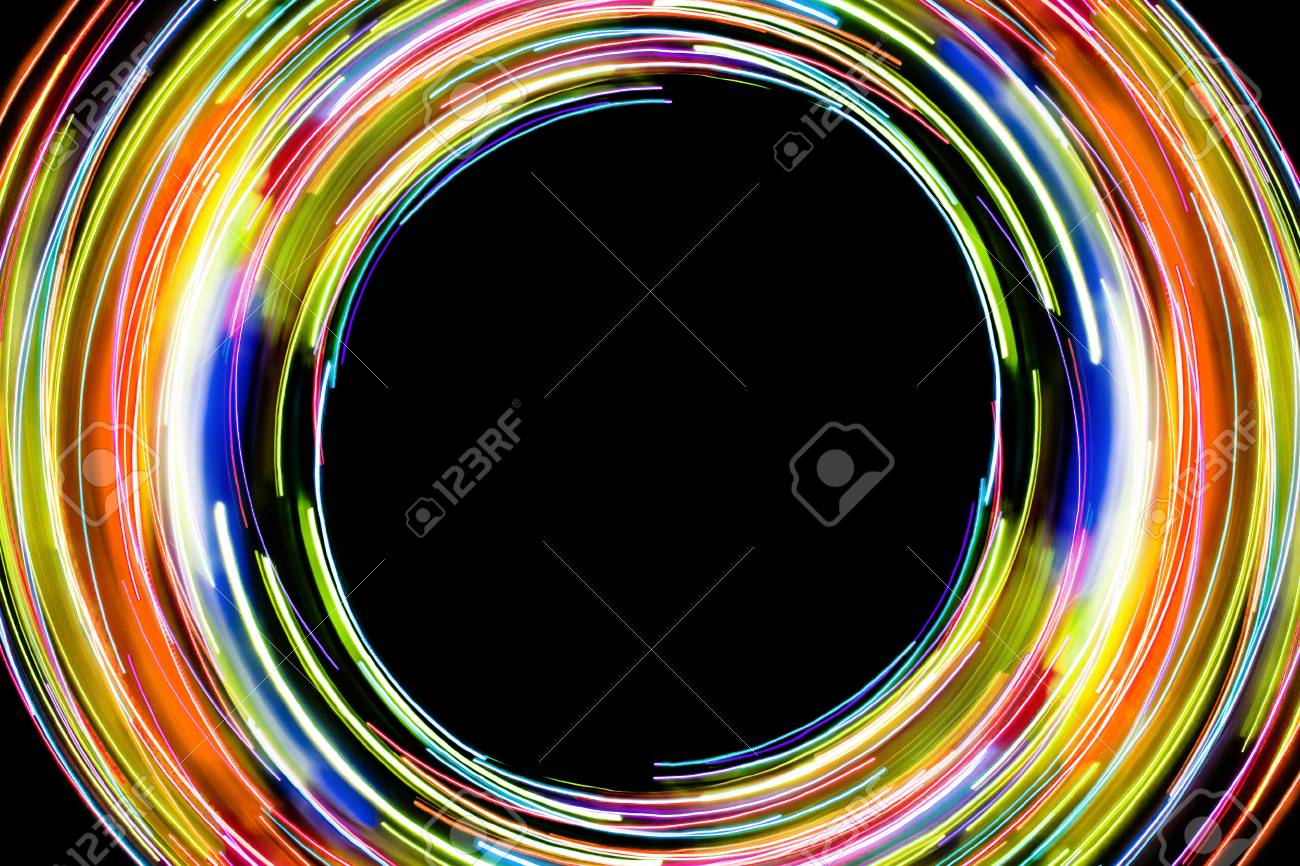 抽象的な回転ネオンライトテクスチャは 内部に黒い黒の空のコピースペースを持ちます の写真素材 画像素材 Image