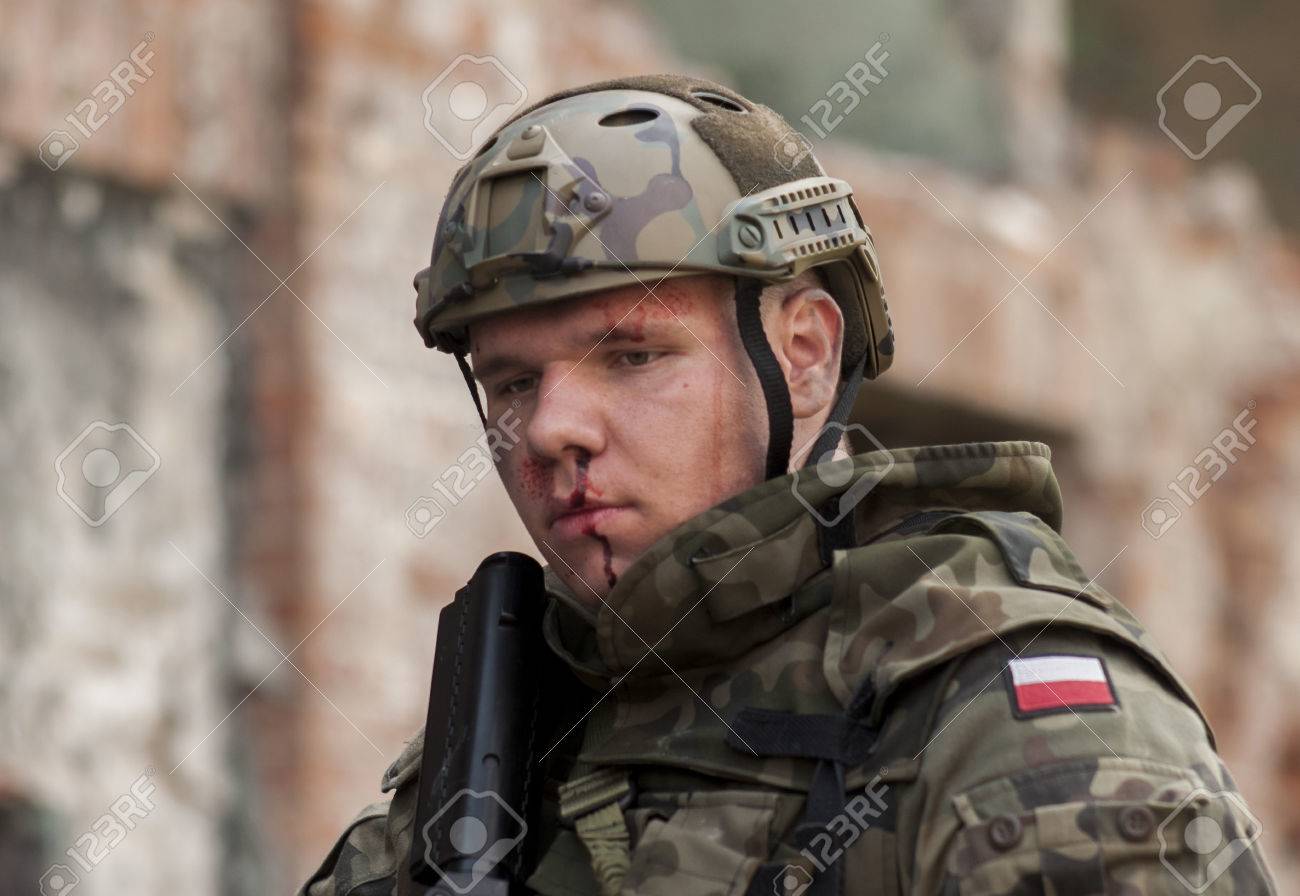 33687489-soldado-herido-en-uniforme-del-ej%C3%A9rcito-polaco-durante-la-recreaci%C3%B3n-hist%C3%B3rica-31-de-mayo-2014.jpg
