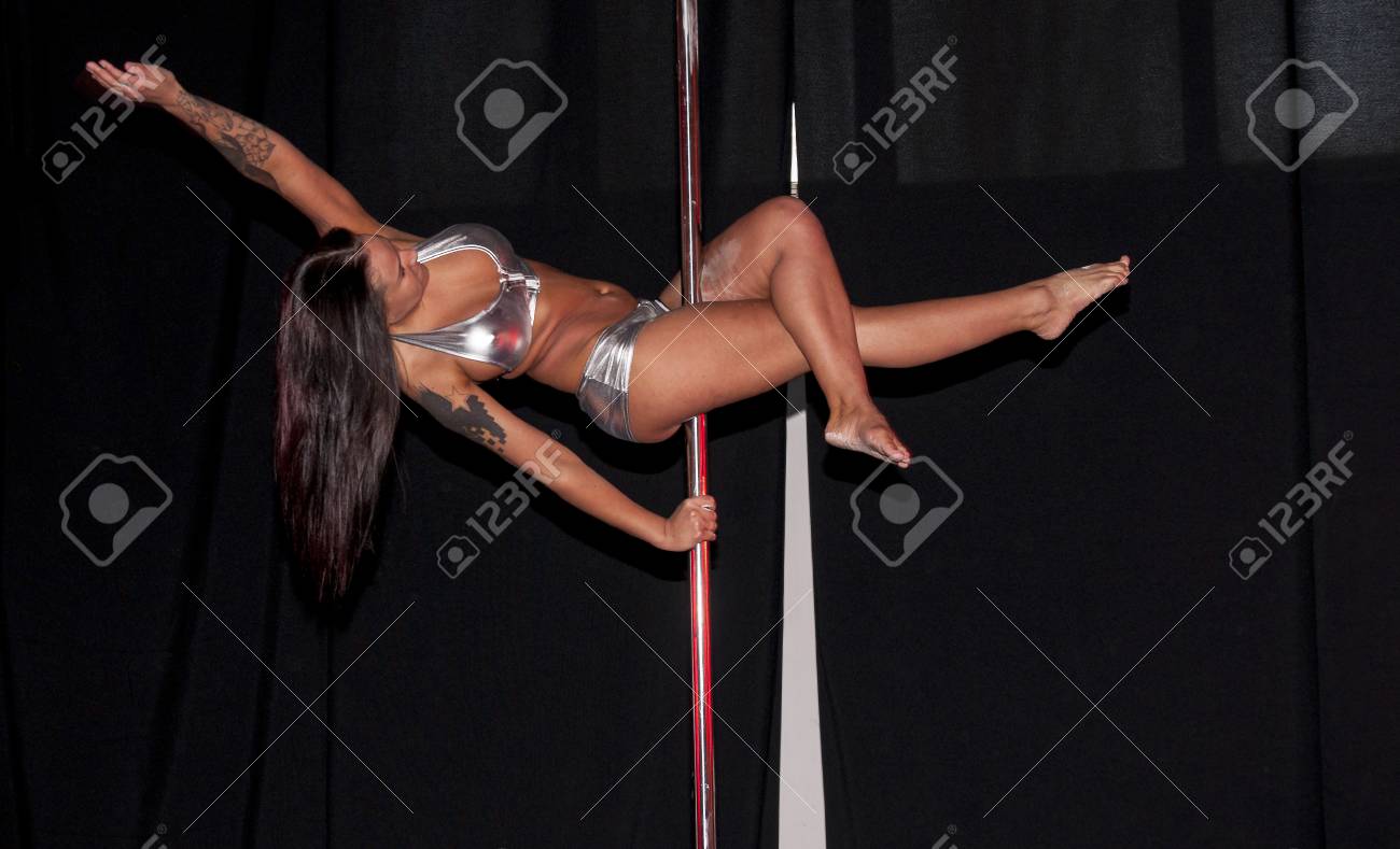 15 Pole ダンス ストリップ クラブ ナイトクラブ ダンスと垂直 B を中心としたアクロバットを組み合わせた歴史的に関連付けられているパフォーマンス アートの形態である Motoshow シュチェチンの間にシュチェチン ポーランド 15 年 4 月 11 日 正体不明の 15 Pole ダンス ストリップ クラブ ナイトクラブ ダンスと垂直 B を中心としたアクロバットを組み合わせた歴史的に関連付けられているパフォーマンス アートの形態である Motoshow シュチェチンの間にシュチェチン ポーランド 15 年 4 月 11 日 正体不明の