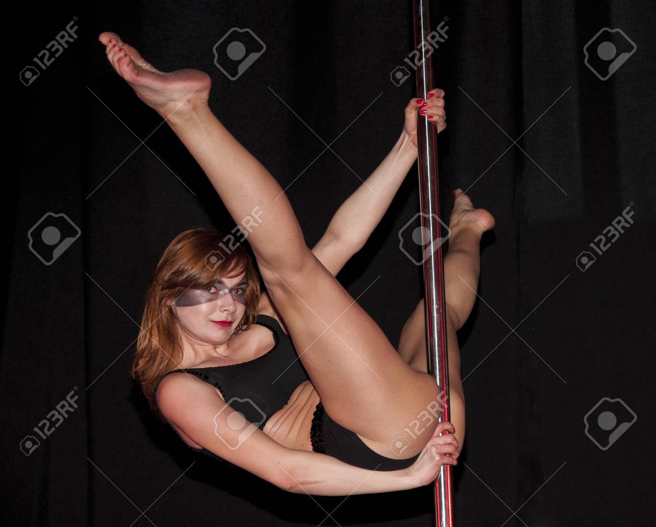 15 Pole ダンス ストリップ クラブ ナイトクラブ ダンスと垂直 B を中心としたアクロバットを組み合わせた歴史的に関連付けられているパフォーマンス アートの形態である Motoshow シュチェチンの間にシュチェチン ポーランド 15 年 4 月 11 日 正体不明の