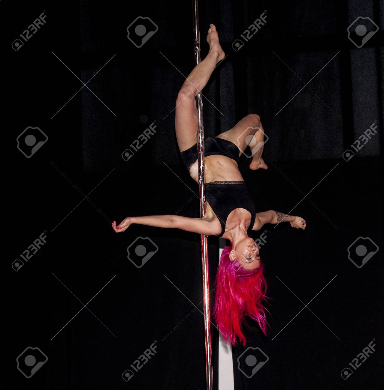 15 Pole ダンス ストリップ クラブ ナイトクラブ ダンスと垂直 B を中心としたアクロバットを組み合わせた歴史的に関連付けられているパフォーマンス アートの形態である Motoshow シュチェチンの間にシュチェチン ポーランド 15 年 4 月 11 日 正体不明の