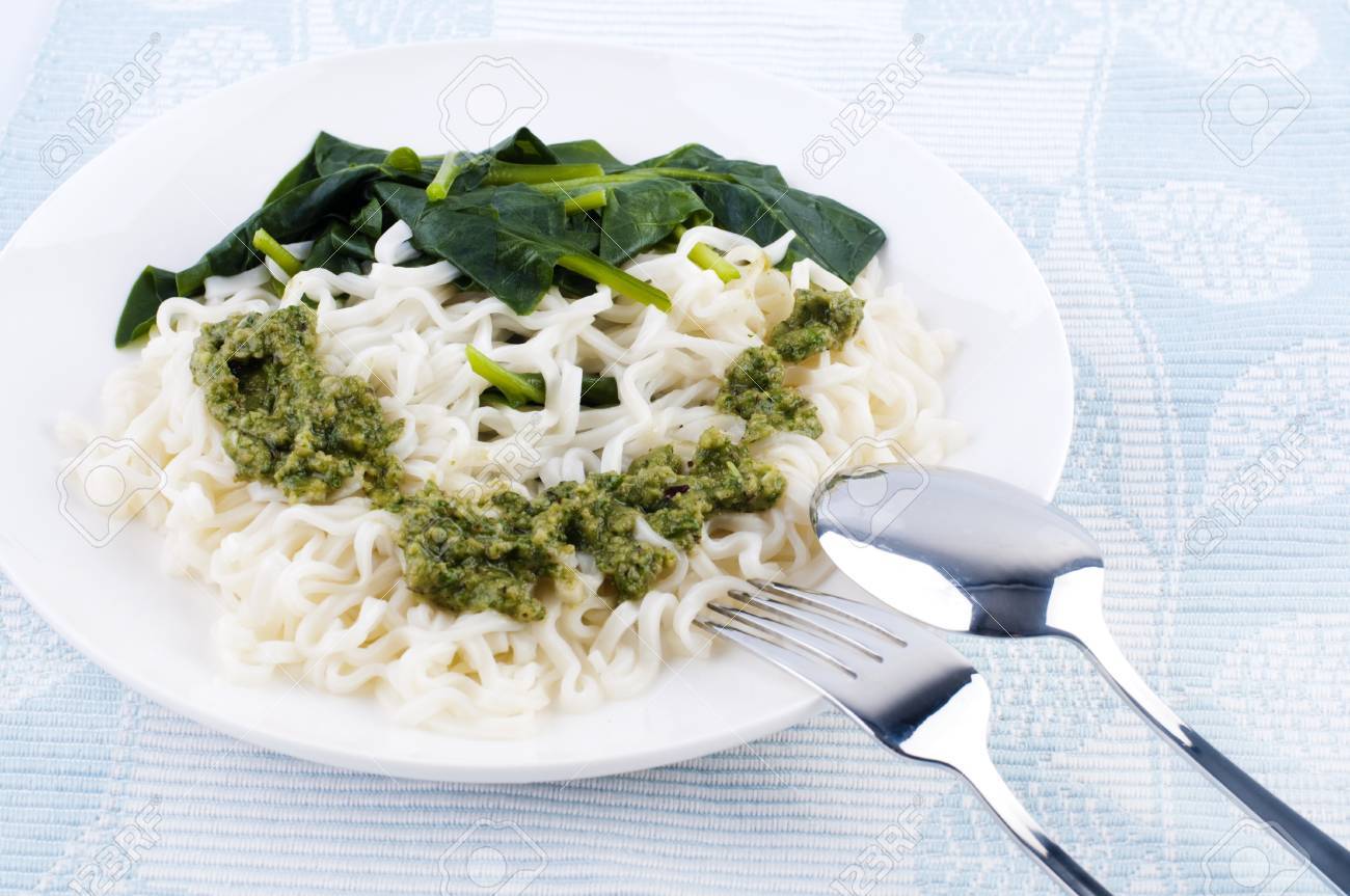 日本ドライ イタリア語ペスト ソース焼きそばとほうれん草 Vege 西部東部の調理を混合します の写真素材 画像素材 Image 日本ドライ イタリア語ペスト ソース焼きそばとほうれん草 Vege 西部東部の調理を混合します の写真素材 画像素材 Image