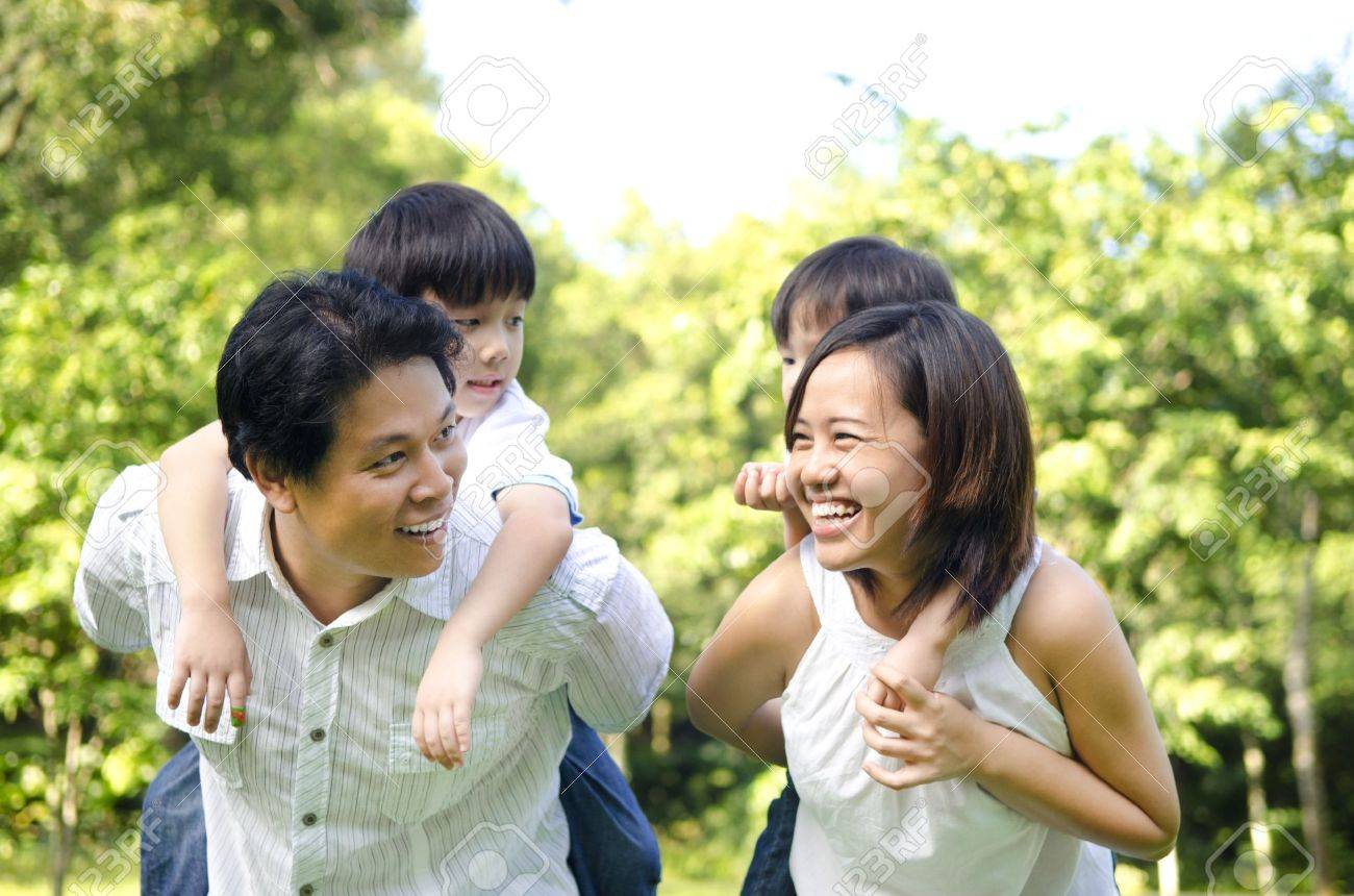 素敵な夏の日楽しんで幸せなアジアの家族 の写真素材 画像素材 Image
