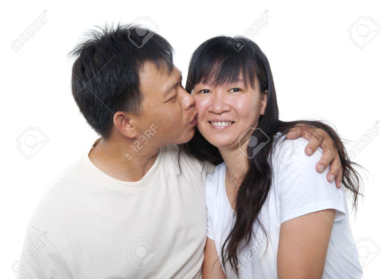 熟女アジア カップル、白い背景の上にキスを愛するの写真素材・画像素材 Image 13011417