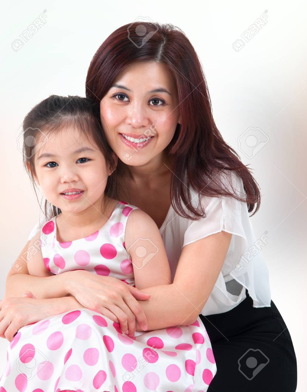 自宅で彼女の娘をハグする母の絵 アジア家族親子 の写真素材 画像素材 Image