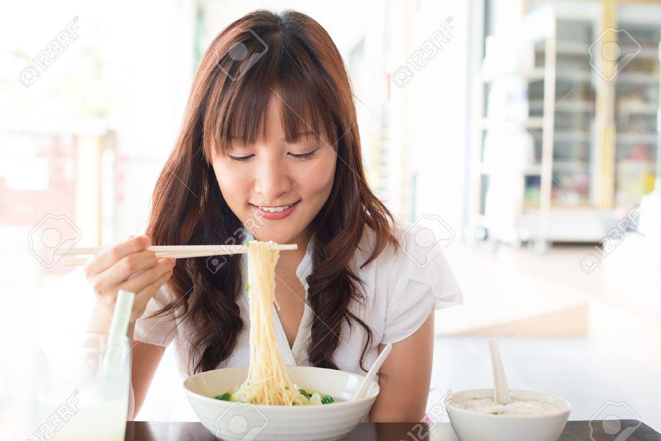 麺レストランで食べる アジア人の少女ラーメン箸を使って食べる の写真素材 画像素材 Image