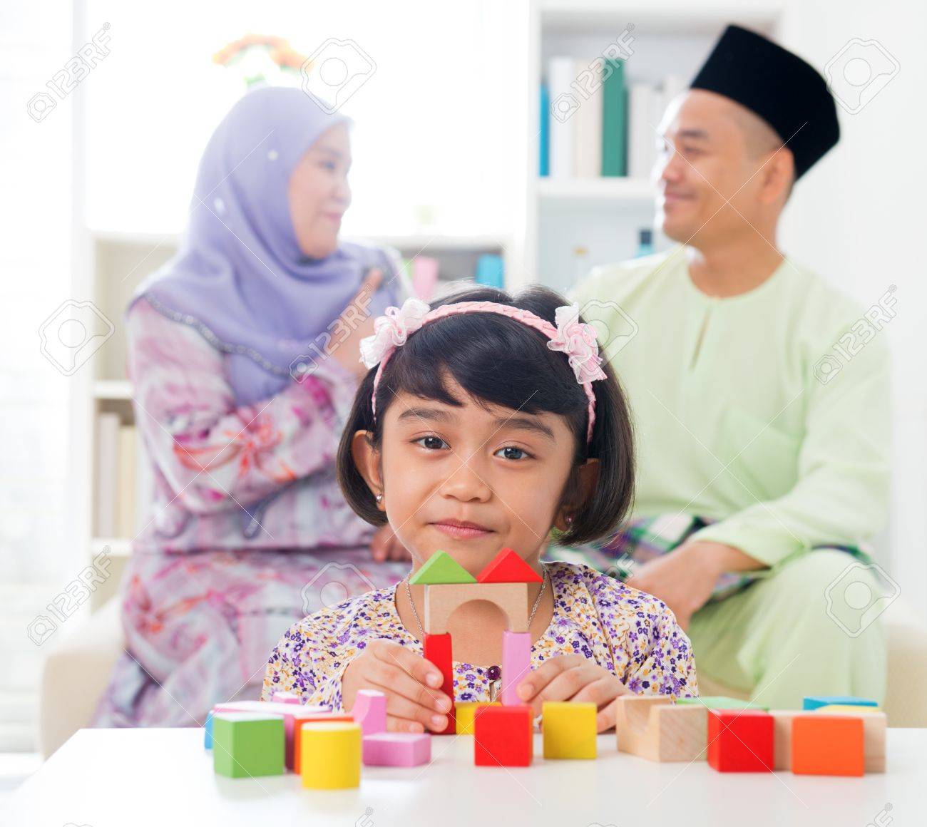 マレーの女の子は 木のおもちゃの家を造るします 東南アジア家族の自宅 イスラム教徒の両親と子供の生活のライフ スタイル の写真素材 画像素材 Image