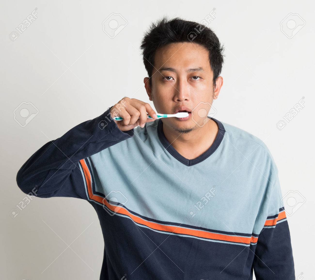 東南アジアの男性は無地の背景の朝に眠そうな目の歯を磨く の写真素材 画像素材 Image 東南アジアの男性は無地の背景の朝に眠そうな目の歯を磨く の写真素材 画像素材 Image