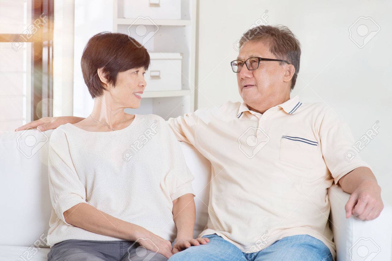 老夫婦の会話 家でソファーに座っていた アジア系の家族の生活のライフ スタイル の写真素材 画像素材 Image