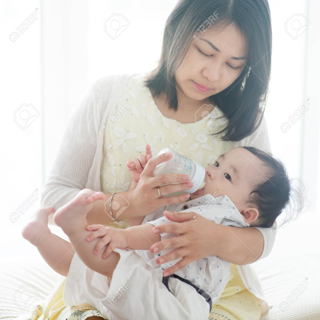 生後9ヶ月の男の子に母乳を母乳で育ててください 自宅でアジアの家族 屋内で生活しています の写真素材 画像素材 Image