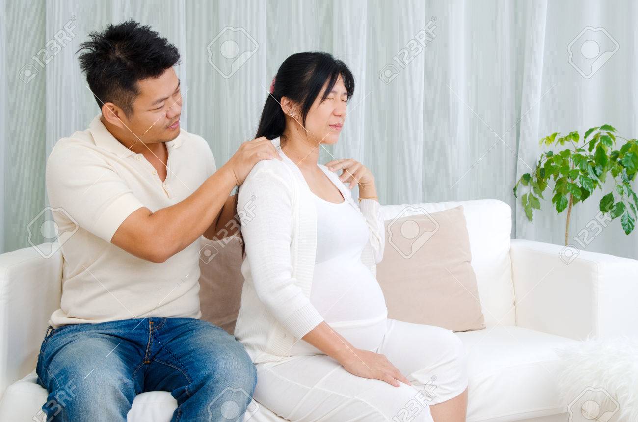 アジアの夫が肩の痛みを受けた彼の妊娠中の妻のマッサージします。 の写真素材・画像素材. Image 54303630.