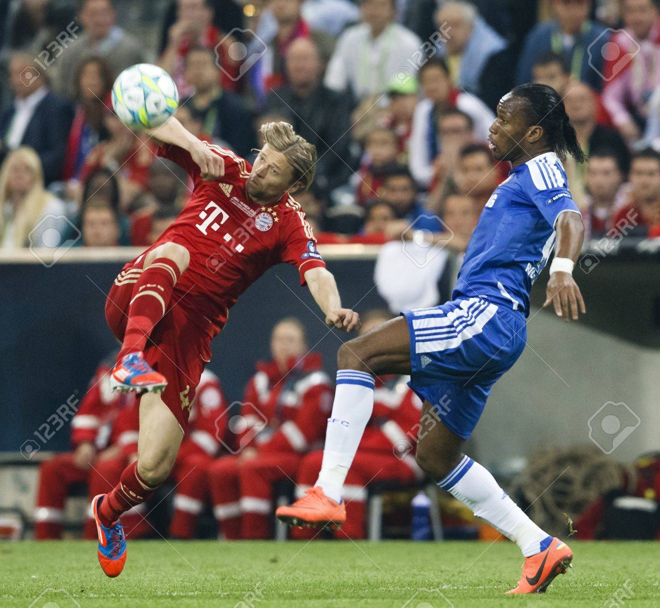 ミュンヘンの 5 月 19 日 Drogba Fc バイエルン ミュンヘン対チェルシー Fc Uefa チャンピオンズ リーグ決勝試合中アリアンツ アリーナで 12 年 5 月 19 日にドイツ ミュンヘン バイエルンとチェルシー R の の写真素材 画像素材 Image ミュンヘンの 5 月 19 日 Drogba Fc バイエルン ミュンヘン対チェルシー Fc Uefa チャンピオンズ リーグ決勝試合中アリアンツ アリーナで 12 年 5 月 19 日にドイツ ミュンヘン バイエルンとチェルシー R の の写真素材 画像素材 Image