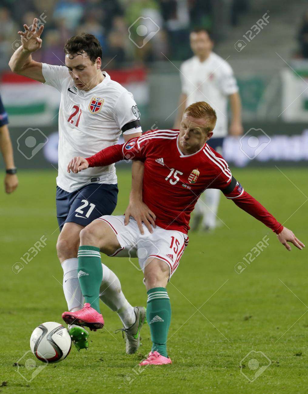 ハンガリーのラズロ Kleinheisler R とハンガリー対ノルウェー Uefa Euro 16 予選プレーオフ サッカー パマ アリーナで試合中にノルウェー靖フォーレンの間ブダペスト ハンガリー 15 年 11 月 15 日 決闘 の写真素材 画像素材 Image ハンガリーのラズロ Kleinheisler R とハンガリー対ノルウェー Uefa Euro 16 予選プレーオフ サッカー パマ アリーナで試合中にノルウェー靖フォーレンの間ブダペスト ハンガリー 15 年 11 月 15 日 決闘 の写真素材 画像素材 Image