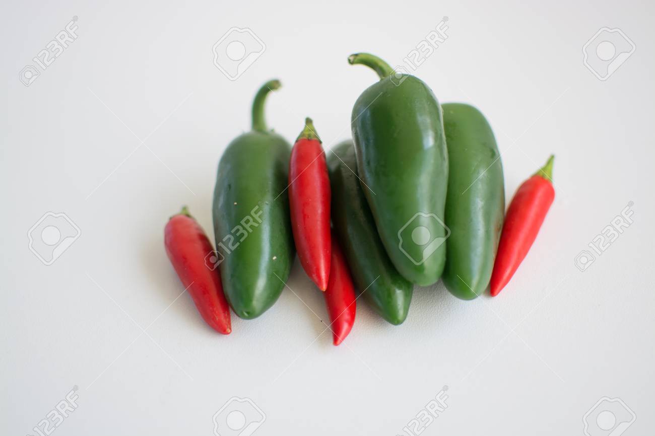 明るい緑色のハラペーニョ唐辛子 白背景にバーズアイ チリ ペッパーズ の写真素材 画像素材 Image