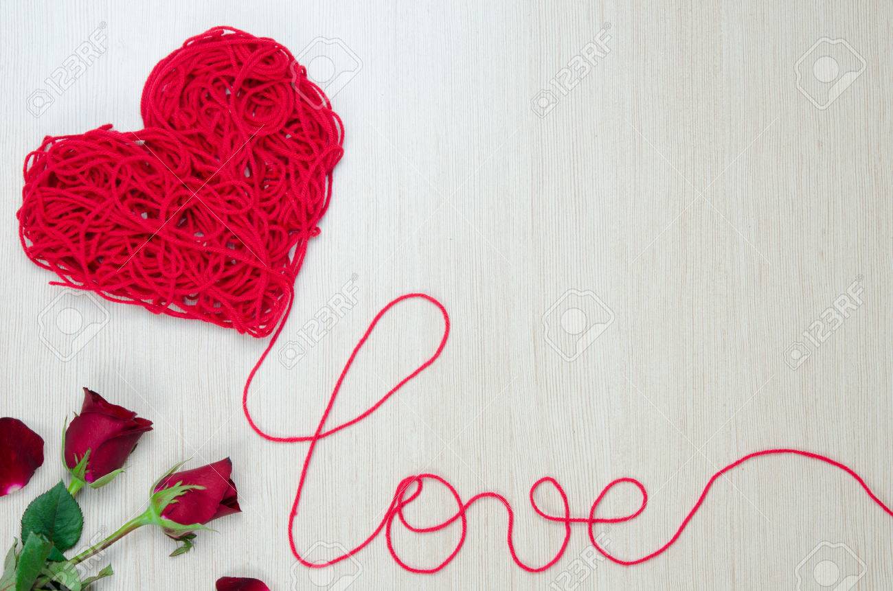 バレンタインデーの背景の赤いバラとハートと言葉遣い愛に赤い糸を取る の写真素材 画像素材 Image 5372