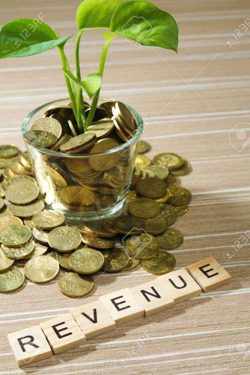 お金のガラスから育つ植物と財政収入のビジネス コンセプト の写真素材 画像素材 Image
