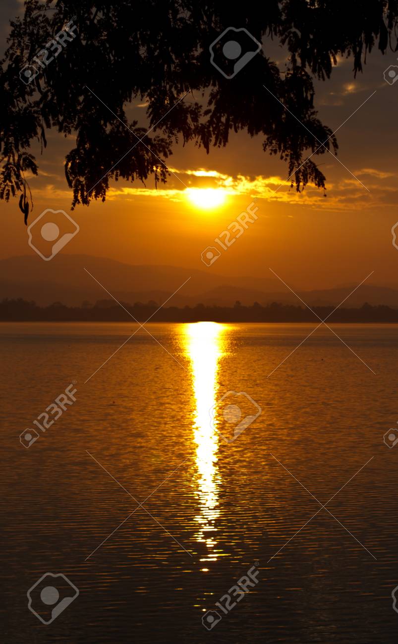 貯水池に朝日が昇る頃します の写真素材 画像素材 Image