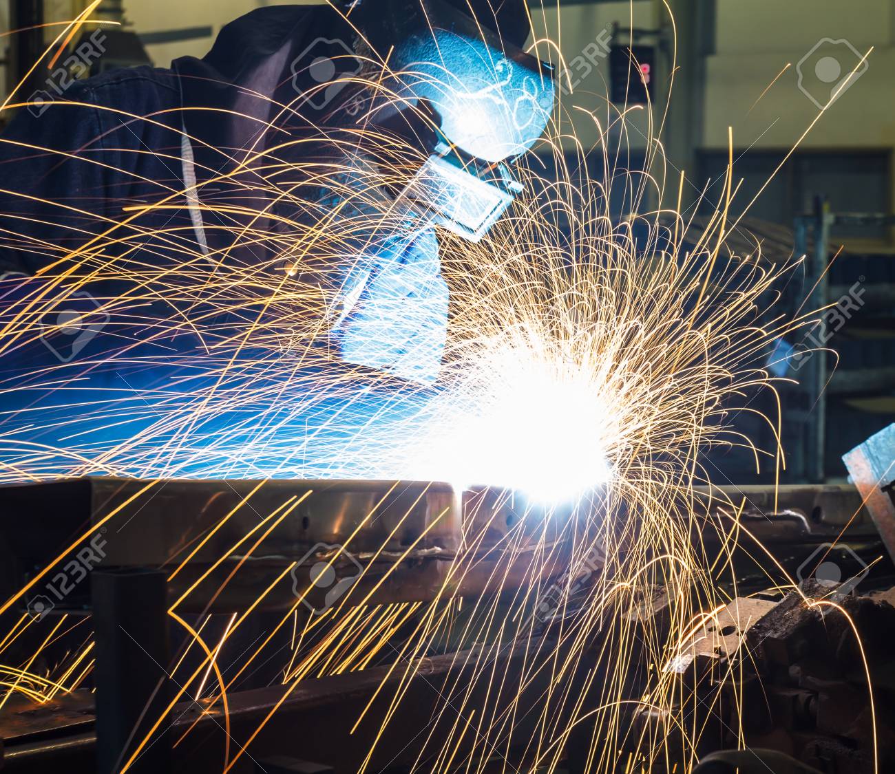 溶接火花防護マスクと溶接金属加工 の写真素材 画像素材 Image