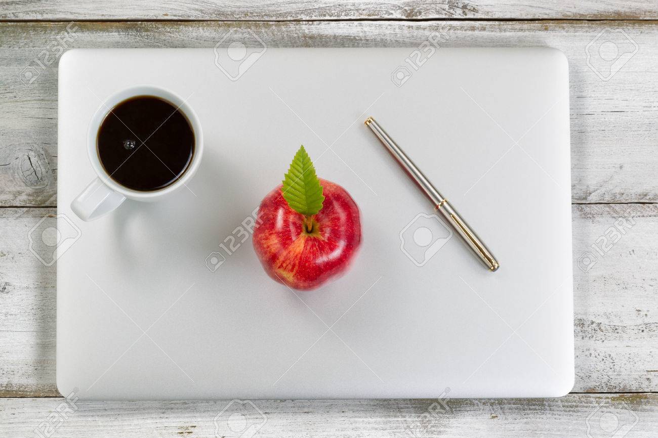 Bureau Blanc Rustique : Pomme rouge café et stylos argent sur le dessus de lordinateur