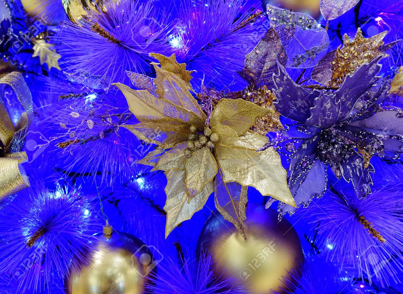 青の背景にいくつかの他の飾りとホワイト クリスマスの木にぶら下がっている金色のポインセチアのクローズ アップ 選択と集中で花の中心部にいっぱいフレーム の写真素材 画像素材 Image 青の背景にいくつかの他の飾りとホワイト クリスマスの木にぶら下がっている金色のポインセチアのクローズ アップ 選択と集中で花の中心部にいっぱいフレーム の写真素材 画像素材 Image