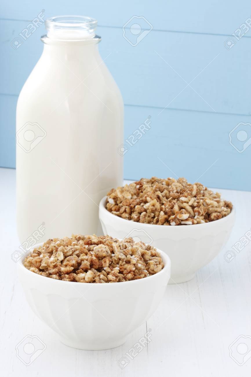 美味しくて健康的なカリカリ麦シリアル ヨーグルトや牛乳との組み合わせでよく食べた 世界中で人気 の写真素材 画像素材 Image