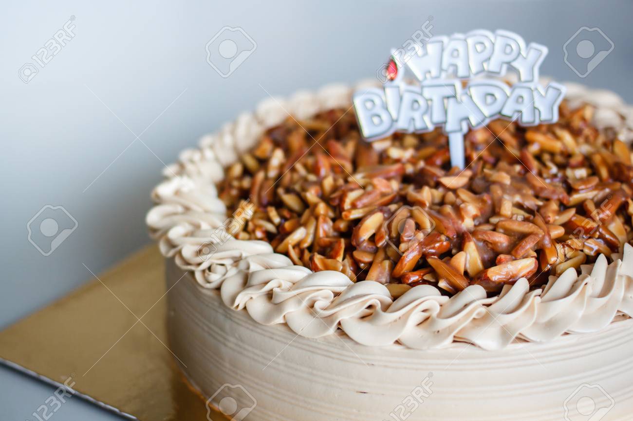 Gateau Au Cafe Genoise Gateau Au Cafe Aux Amandes Joyeux Anniversaire Banque D Images Et Photos Libres De Droits Image