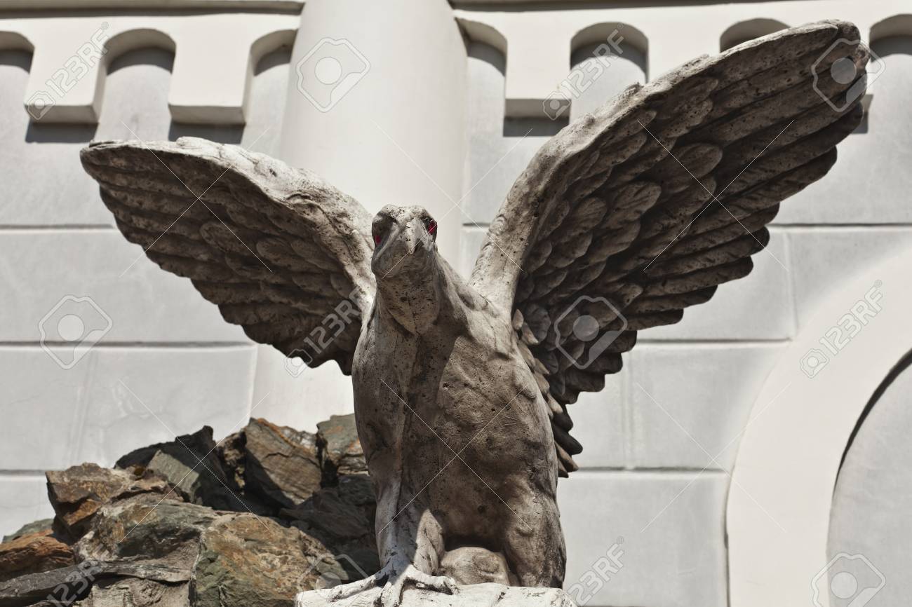 ブロンズ 鷲と木の彫刻