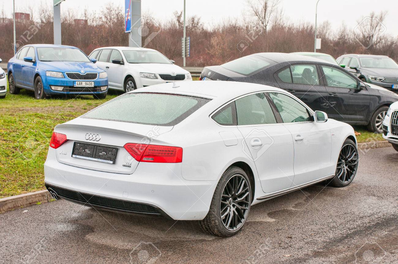 プラハ チェコ共和国 18 12 16 新しい白い車アウディ A5 Tdi のクワトロ アウディの中古車販売店の前に駐車場のクローズ アップ の写真素材 画像素材 Image