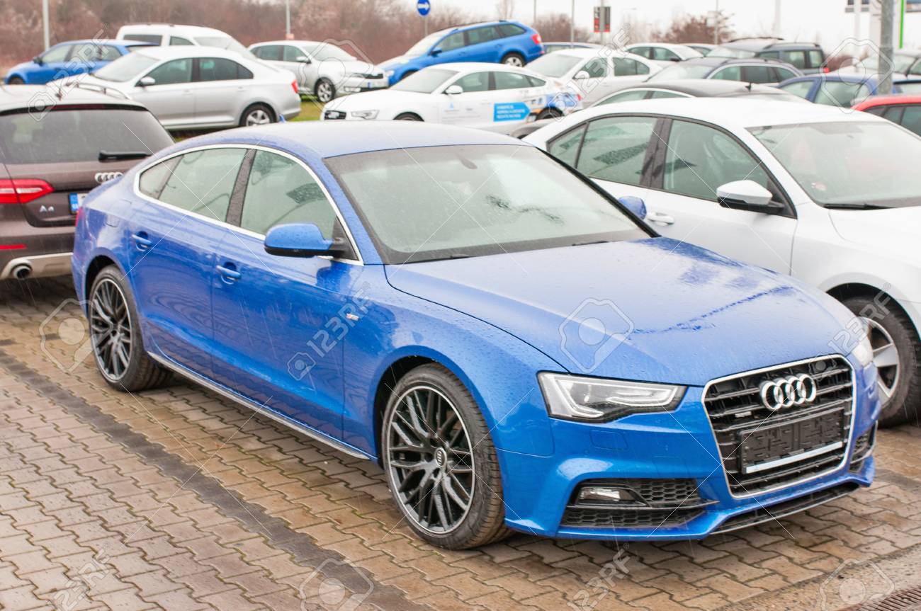 プラハ チェコ共和国 18 12 16 クローズ アップ新車アウディ Tdi のクワトロは アウディの中古車販売店の前に駐車場 の写真素材 画像素材 Image