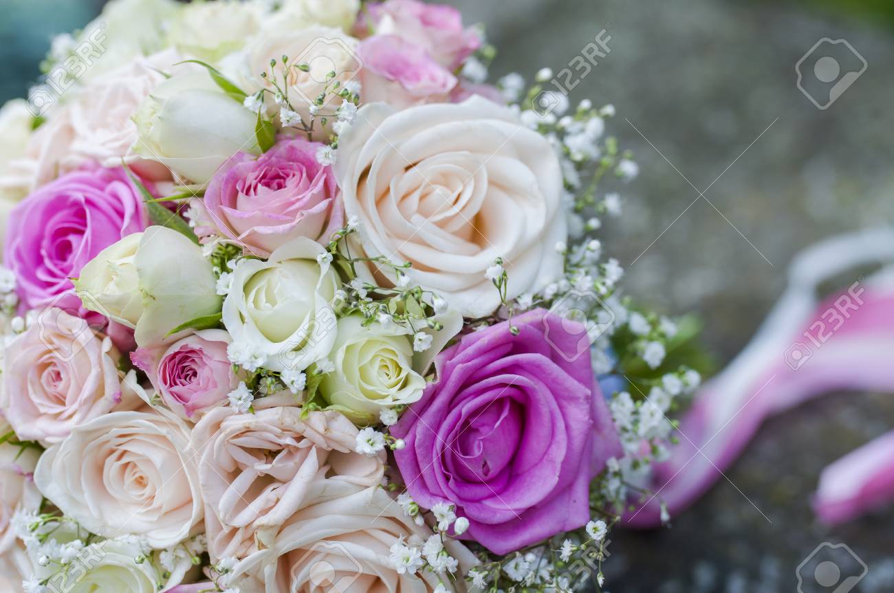 バラから美しいウェディング ブーケのクローズ アップ 白とピンクのバラのブーケ 結婚式の花 の写真素材 画像素材 Image バラから美しいウェディング ブーケのクローズ アップ 白とピンクのバラのブーケ 結婚式の花 の写真素材 画像素材 Image