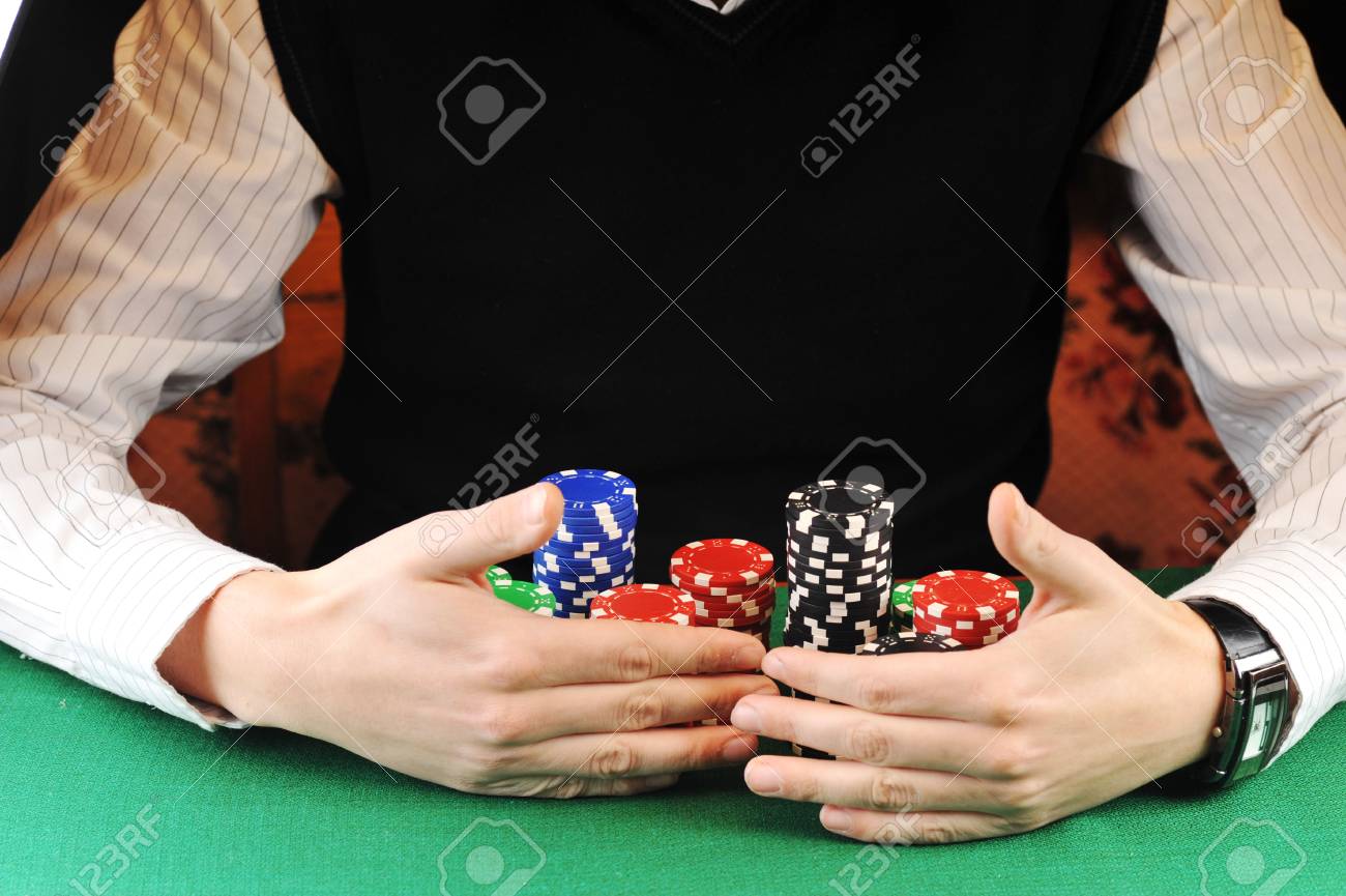 プレーヤーは彼がカード ゲームに勝ったギャンブルのチップをつかみます。の写真素材・画像素材 Image 6289919