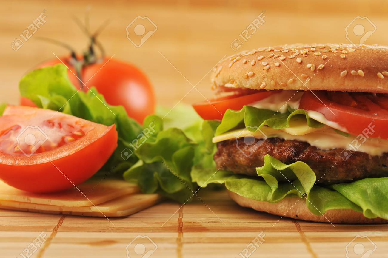 カツと竹ナプキンに野菜のハンバーガー の写真素材 画像素材 Image