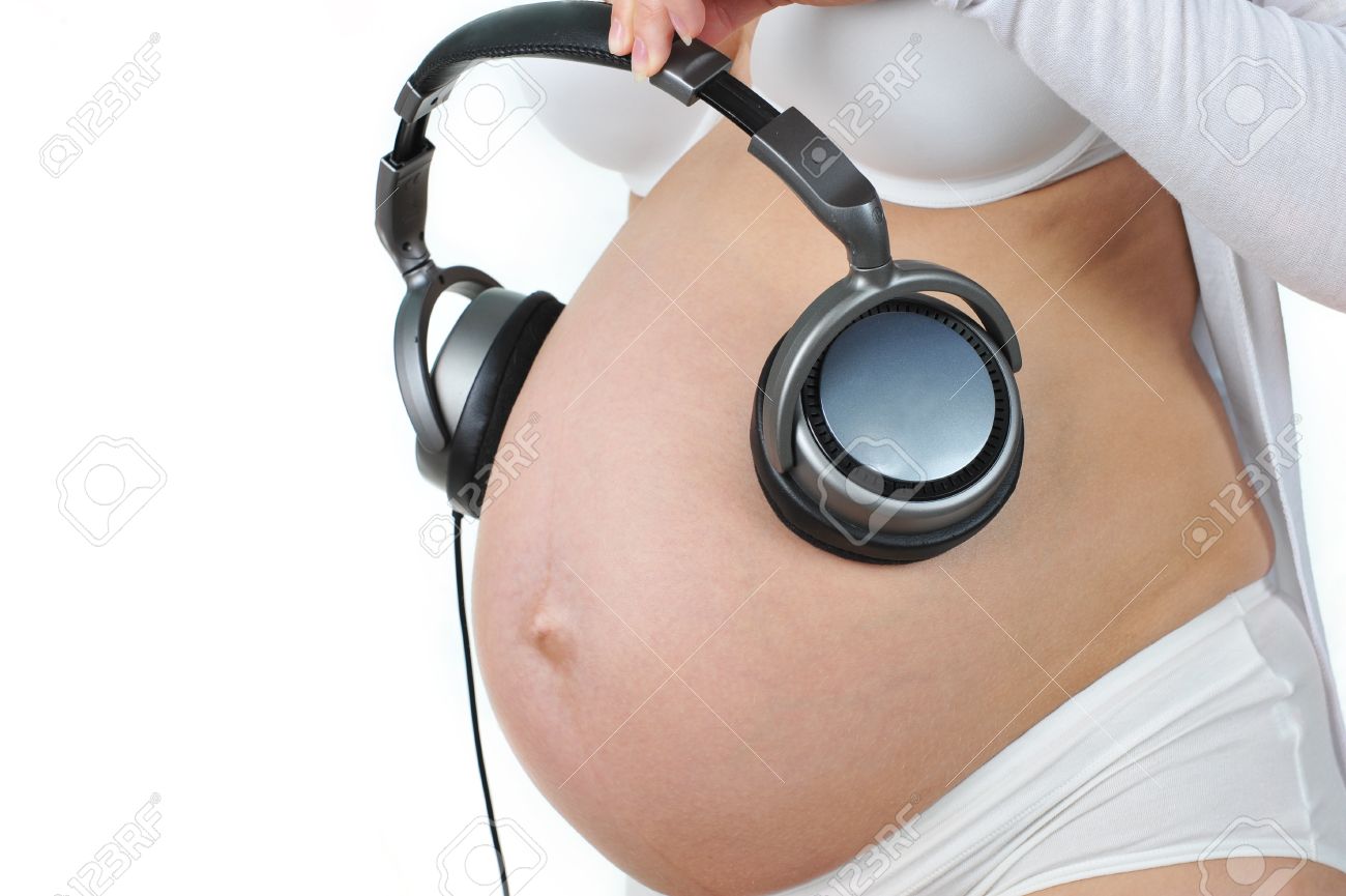 Une Femme Enceinte Avec Des Ecouteurs Sur Son Ventre Futur Bebe Ecoute De La Musique Banque D Images Et Photos Libres De Droits Image