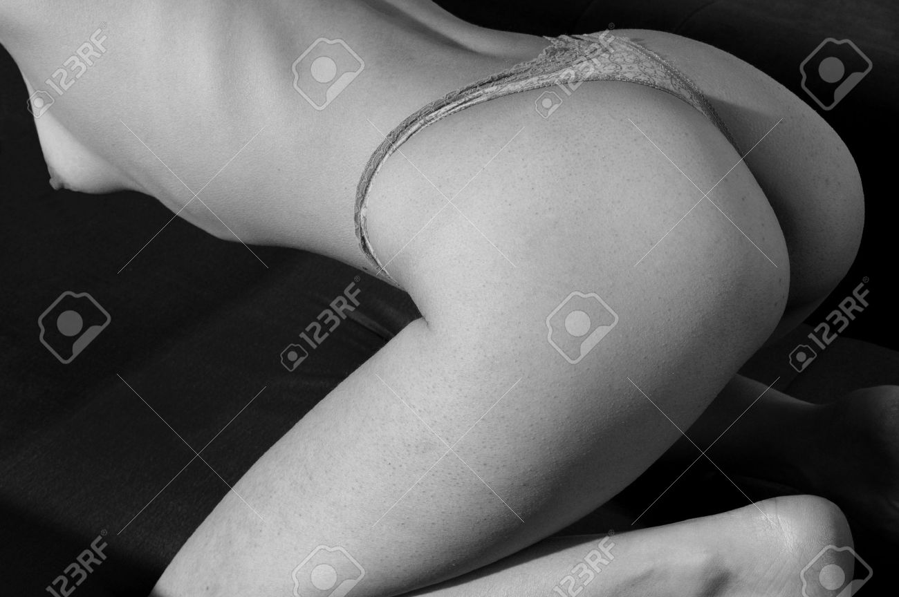 Vista Desde Atrás De Mujer Desnuda En Blanco Y Negro Fotos, retratos,  imágenes y fotografía de archivo libres de derecho. Image 2461609