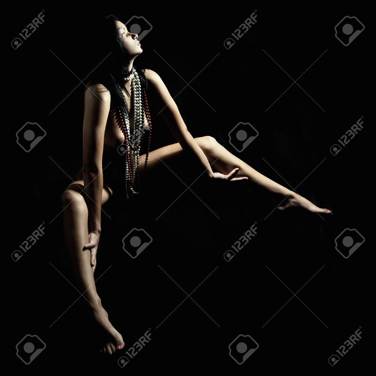 Mujer Desnuda Ubicación Con Perlas En Su Cuerpo En Color Sepia, Grano De  Película Se Añade Fotos, retratos, imágenes y fotografía de archivo libres  de derecho. Image 72480160