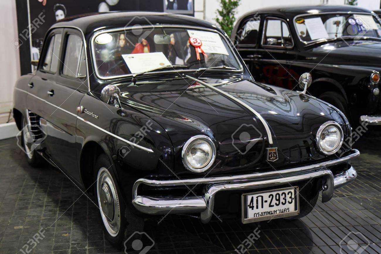 バンコク 6 月 22 日ルノー ドフィネ 1960 年 4 ドア セダン 845 の Cc タイのバンコクで 12 年 6 月 22 日に 36 バンコク ヴィンテージ車コンクールで表示 の写真素材 画像素材 Image