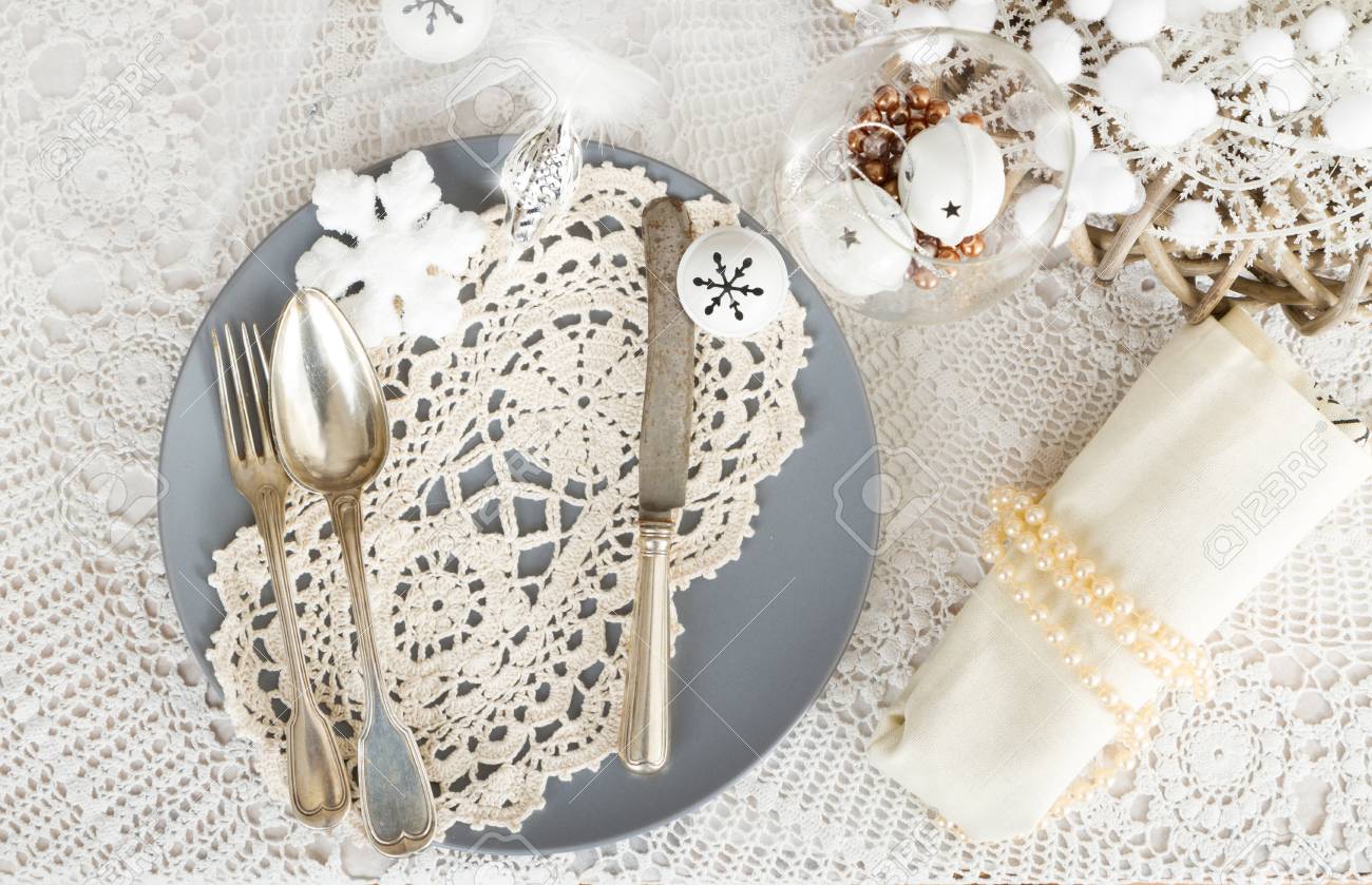 Schon Gedeckten Tisch In Weiss Shabby Chic Fur Heiligabend Lizenzfreie Fotos Bilder Und Stock Fotografie Image 33646608