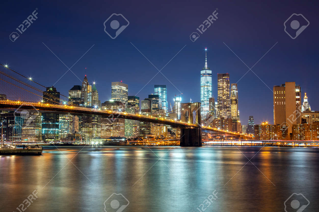ニューヨークの高層ビル 夜および都市照明 アメリカで有名なブルックリン橋とマンハッタンのスカイラインのビュー の写真素材 画像素材 Image