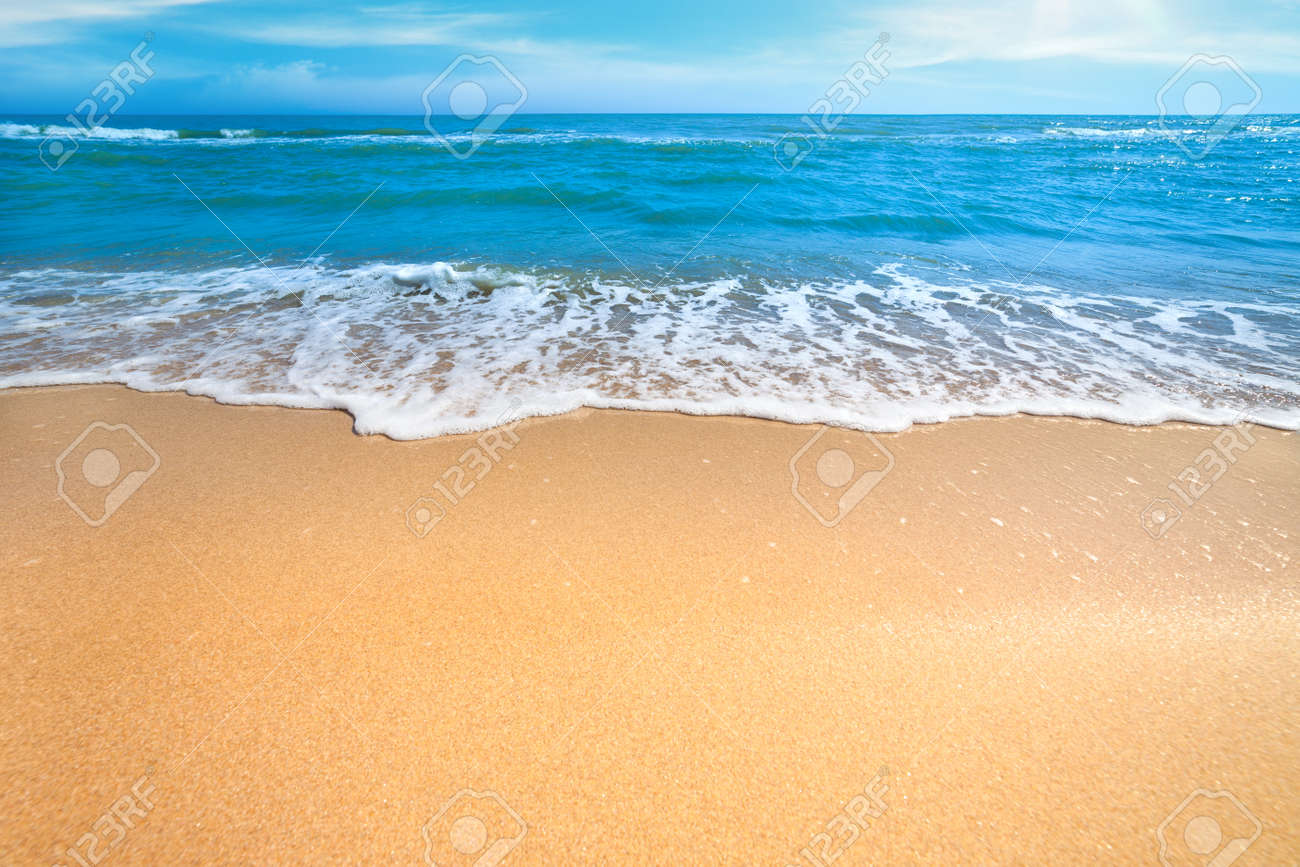 海や波ときれいな黄色の砂 夏コンセプト背景の穏やかな波と海空ビーチ の写真素材 画像素材 Image
