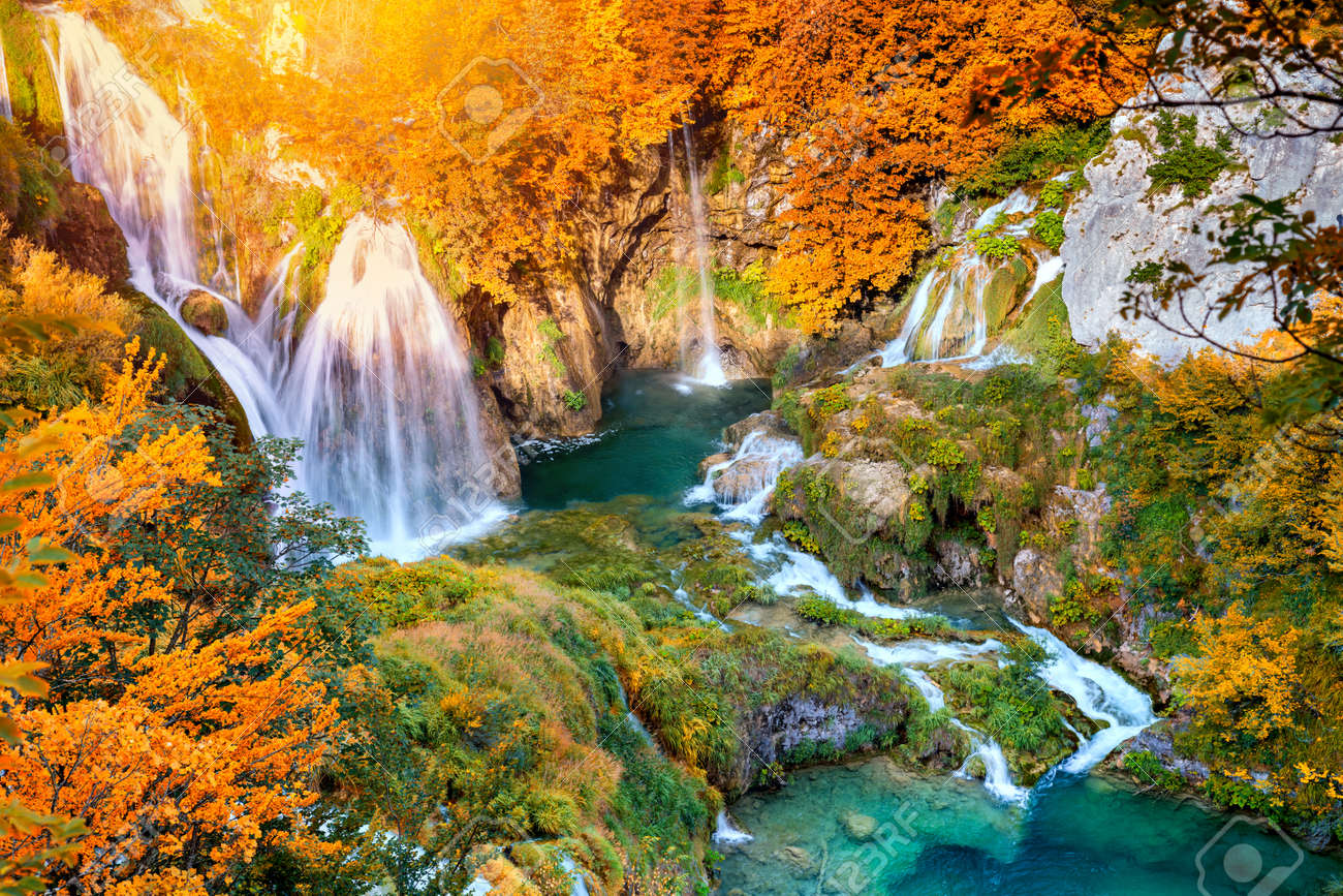 Herbst Herbst Landschaft Mit Malerischen Wasserfallen Nationalpark Plitvicer Seen In Kroatien Europa Lizenzfreie Fotos Bilder Und Stock Fotografie Image