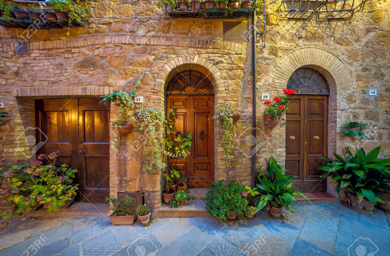 地中海の小さな町の通りの夜景 古い家 ドアおよび花 美しく 歴史的な場所 イタリア ヨーロッパ の写真素材 画像素材 Image
