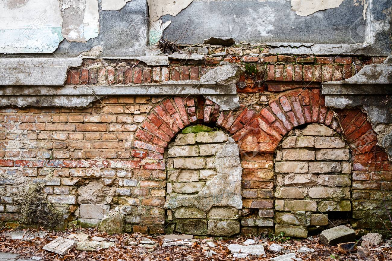 Antigo Muro Abandonado Com Janelas Com Tijolos Plano De Fundo Da Arquitetura Construcao Esquecida De Gesso E Tijolo Vermelho Fotos Retratos Imagenes Y Fotografia De Archivo Libres De Derecho Image 77000212