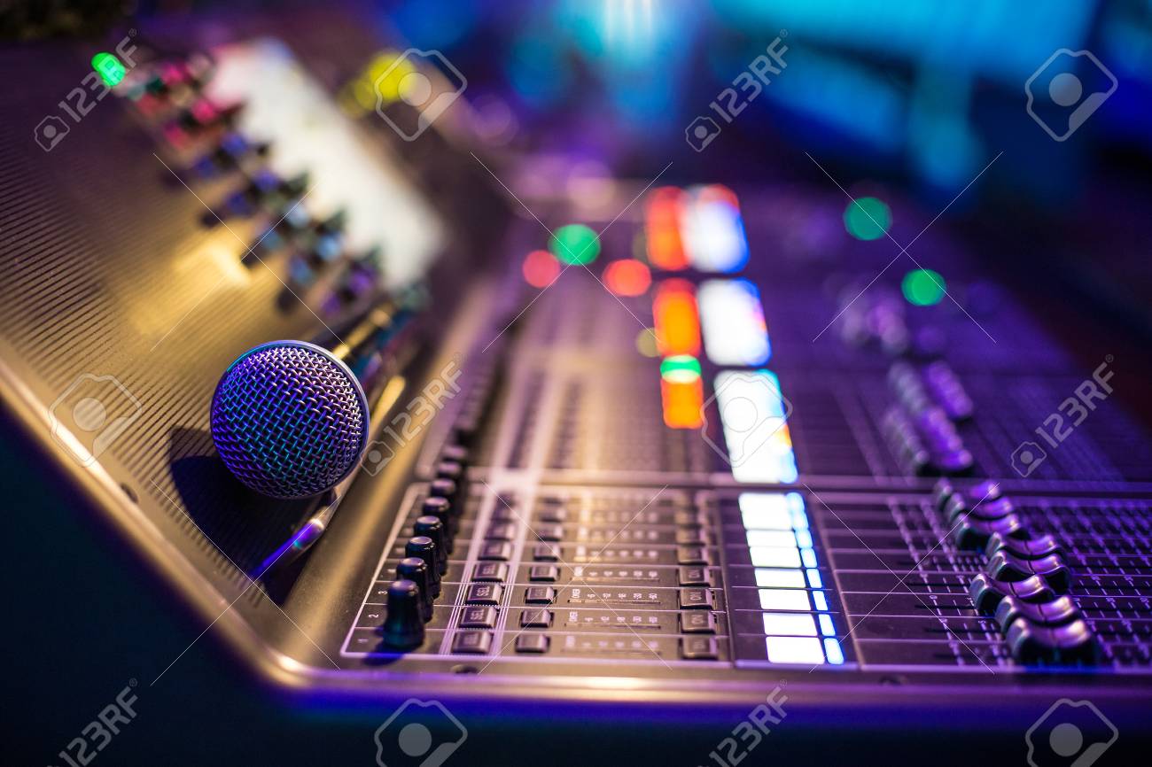 Controlador Sonido De Espectáculo Moderno Con Micrófono Foto Cerca Fotos, Retratos, Imágenes Y Fotografía De Archivo Libres De Image 58558375.