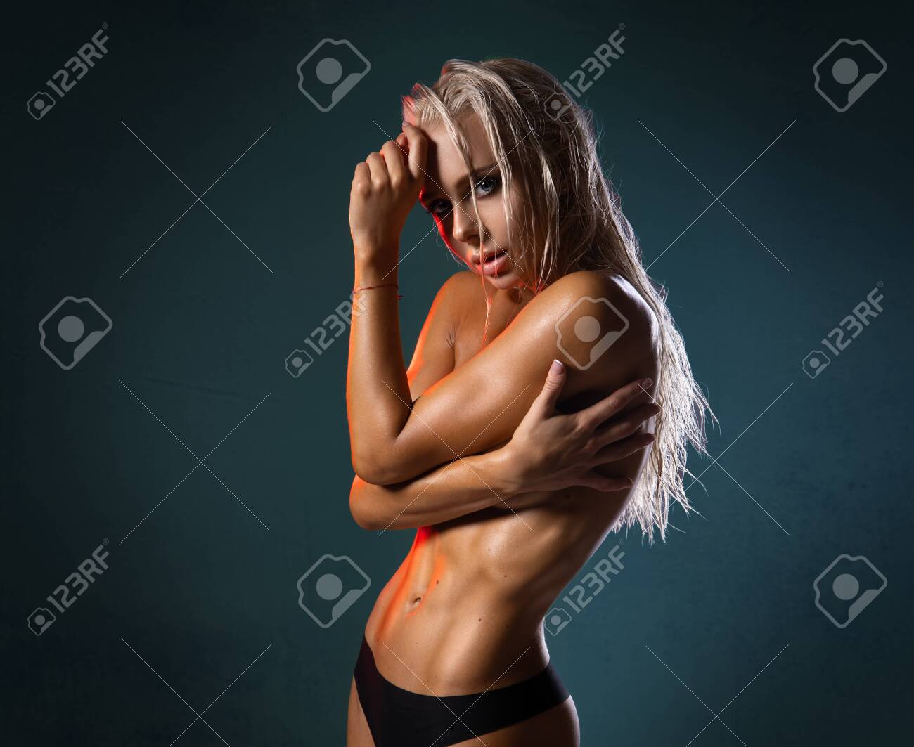 Hermosa Chica Fitness Sexy Con Gran Abdominal Posando Desnuda En La  Lencería Negra Sobre El Fondo Verde Azulado - Retrato De Cerca. Fotos,  retratos, imágenes y fotografía de archivo libres de derecho.