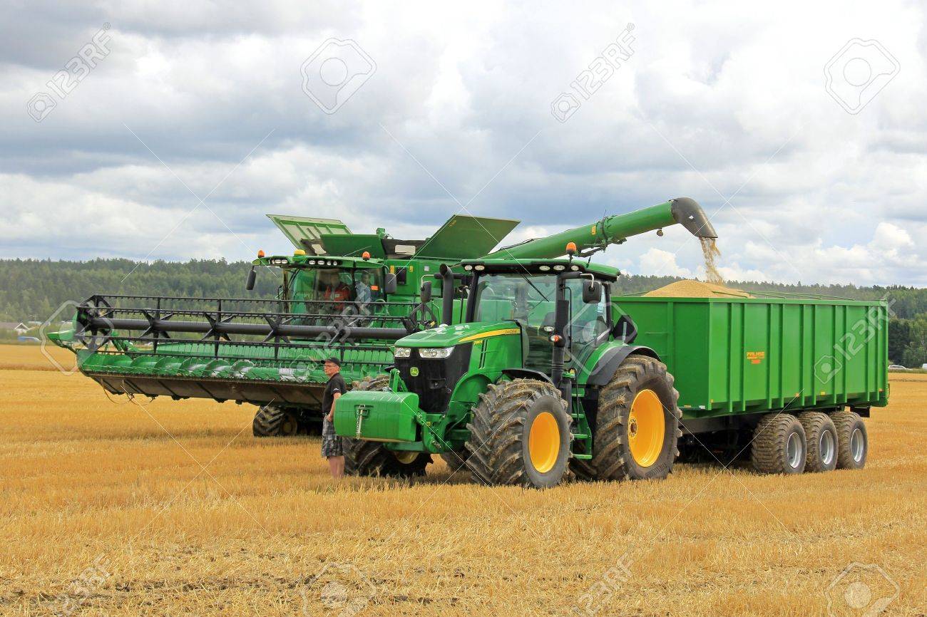 John Deere Combine >> Salo Finland August 10 John Deere Combine Harvester Unloading John Deere Combine >> Salo Finland August 10 John Deere Combine Harvester Unloading