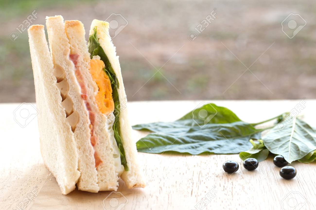 Bureau Bois Fait Maison : Sandwich fait maison avec des baies sur un bureau en bois banque