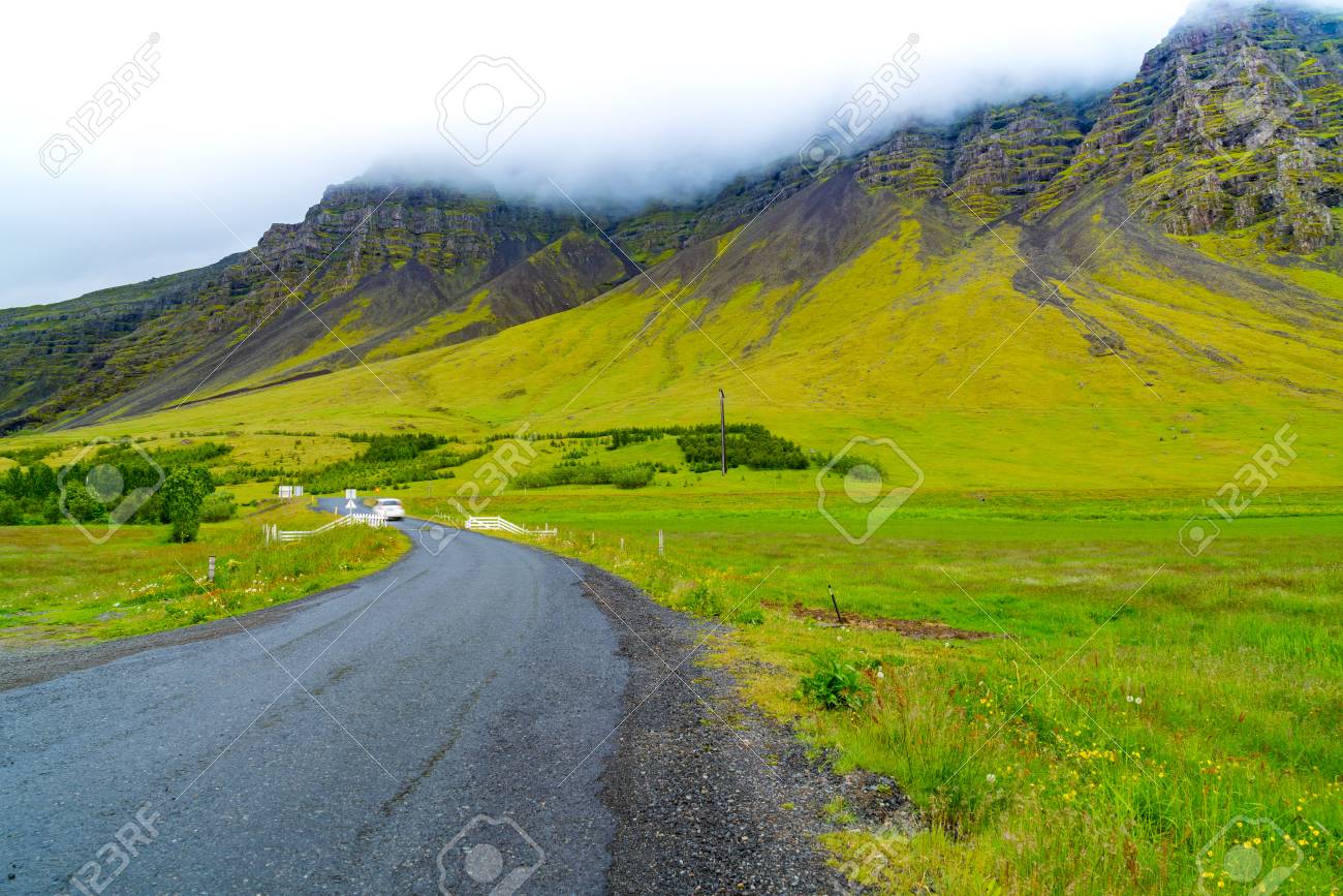 アイスランドの道路と高い山と草原の美しい風景の写真素材・画像