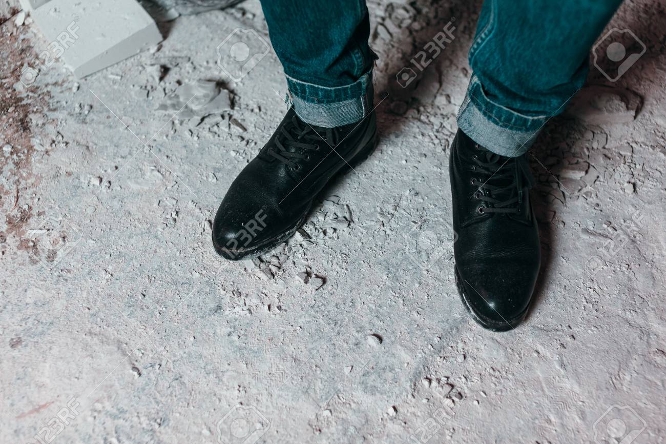 Tenis Negros Jeans Con Zapatos Negros Camisa Negra Pantalon De